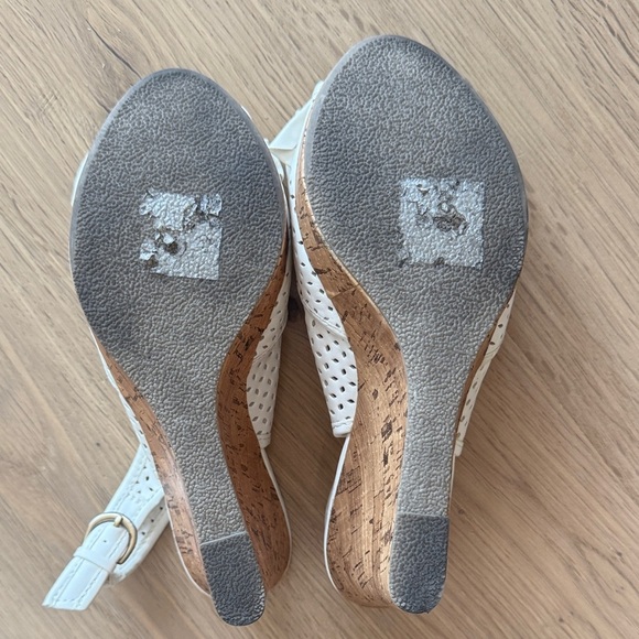 Apt 9 White Peep-Toe Slingback Heels | Size 7 Regular Width - Picture 3 of 5